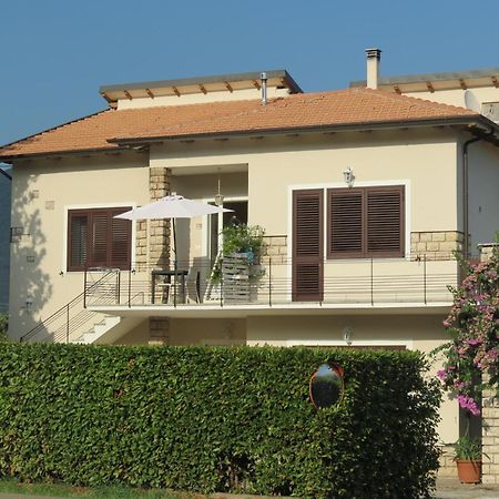 Casa Vacanze “Bouganville” Loc Avane Pisa Векк'яно Екстер'єр фото